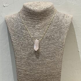 COLLAR PIEDRA PIRAMIDAL ROSA