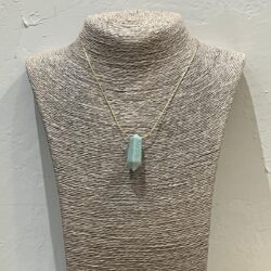 COLLAR PIEDRA PIRAMIDAL VERDE CLARO