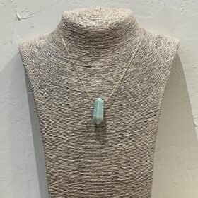 COLLAR PIEDRA PIRAMIDAL VERDE CLARO