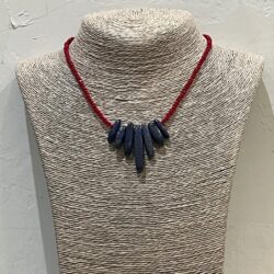 COLLAR PIEDRAS ROJAS Y AZULES