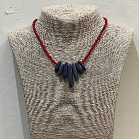 COLLAR PIEDRAS ROJAS Y AZULES