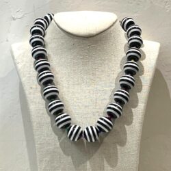 COLLAR BOLAS BLANCO Y NEGRO