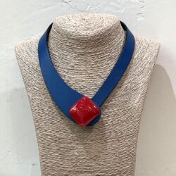 COLLAR DE CUERO AZUL CUADRADO ROJO