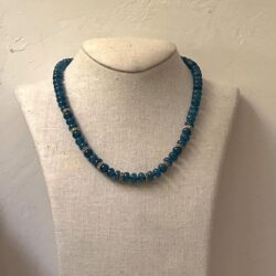 COLLAR BOLITAS PIEDRAS NATURALES AZUL.