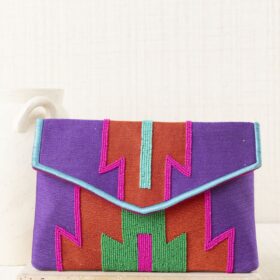 CARTERA MANO BORDADA CON FILO VERDE