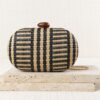 BOLSO CLUTCH RAFIA OVAL BOTON CAREY