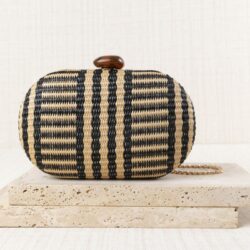BOLSO CLUTCH RAFIA OVAL BOTON CAREY