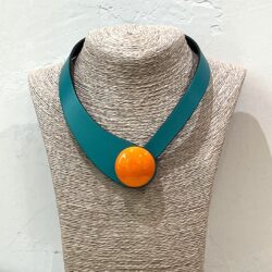 COLLAR DE CUERO VERDE BOTÓN REDONDO NARANJA