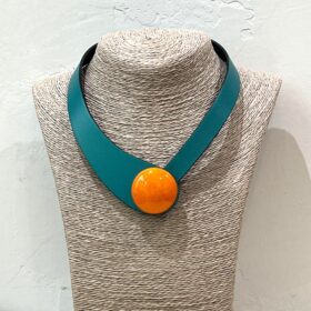 COLLAR DE CUERO VERDE BOTÓN REDONDO NARANJA