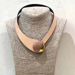 COLLAR DE CUERO NUDE BOTÓN REDONDO DECORADO