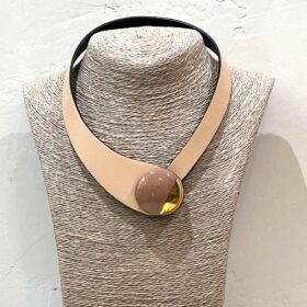 COLLAR DE CUERO NUDE BOTÓN REDONDO DECORADO