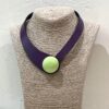 COLLAR DE CUERO MORADO BOTÓN REDONDO VERDE