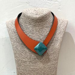 COLLAR DE CUERO NARANJA CUADRADO VERDE