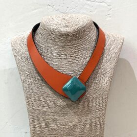 COLLAR DE CUERO NARANJA CUADRADO VERDE